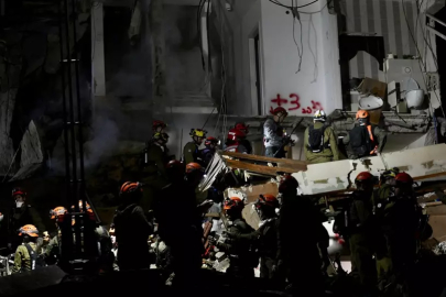 İran İsrail'i vurdu! Hayfa'da enkaz altından cesetler çıkarılıyor