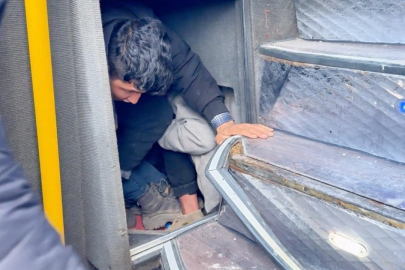 Yolcusu bulunmayan otobüsün bagajından 53 düzensiz göçmen çıktı