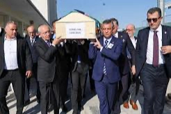 Cenaze töreninde Özel ve Kılıçdaroğlu temas kurmadı