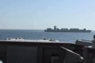 Bölgede sular ısınıyor! ABD ordusu İran gemisini böyle vurdu