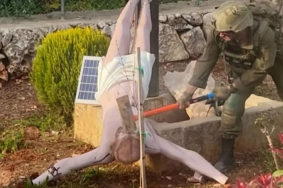 Soykırımcı İsrail askeri İsa heykelini parçaladı