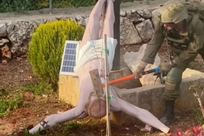 Soykırımcı İsrail askeri İsa heykelini parçaladı