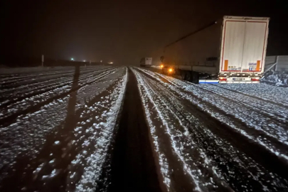 Nisanda kar sürprizi! Araçlar yolda kaldı