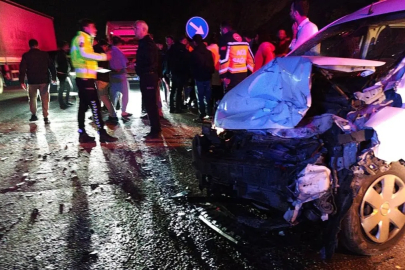 2 otomobil çarpıştı, sürücüler içeride sıkıştı: 2'si ağır 7 kişi yaralandı