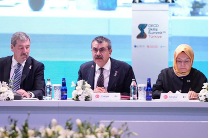 Bakan Tekin OECD Beceriler Zirvesi'nde oturum başkanlığı yaptı