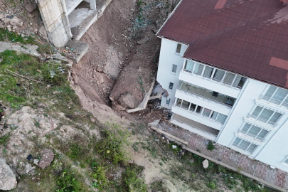 Çöken istinat duvarı evlerin içine girdi