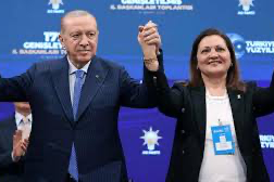 Cumhurbaşkanı Erdoğan rozetini taktı, Burcu Köksal’dan aile vurgusu