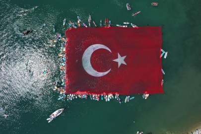 Sapanca Gölü'nde 1923 metrekarelik Türk bayrağı