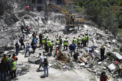 Katil İsrail Lübnan'da sağlık merkezini vurdu: Ölüler var