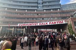 CHP’de tahliye krizi sonrası tansiyon yükseldi: Bina önünde arbede yaşandı