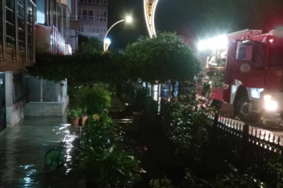 Kocaeli'yi sağanak vurdu: Ev ve iş yerleri su ile doldu