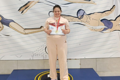 Lösemiyi yenen down sendromlu Masal, serbest yüzmede birinci oldu