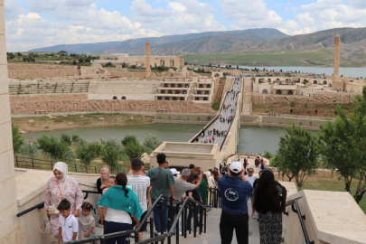 Tarihi Hasankeyf ilçesi bayramda ilgi odağı oldu