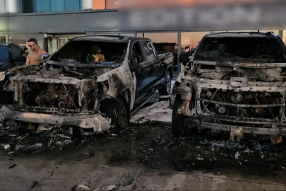Polis kamera kayıtlarını topladı! Milyonlarca liralık otomobiller kül oldu