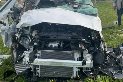 Yoldan çıkarak araziye devrildi: Araçta çok sayıda ölü ve yaralı var