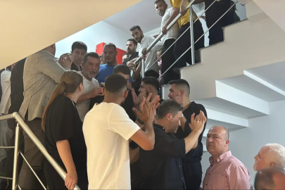 İzmir'de CHP'nin koltuk kavgası... Arbedede il başkanına saldırdılar