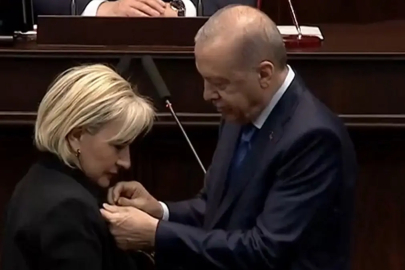 Rozetini Cumhurbaşkanı Erdoğan taktı! CHP'den istifa eden Nimet Özdemir AK Parti'ye katıldı
