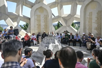 15 Temmuz Şehitler Makamı'na ziyaretçi akını! Darbeye direnen kahramanlar için dualar edildi
