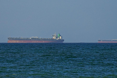 İran: Hürmüz Boğazı'nda 2 petrol tankerinde patlama yaşandı
