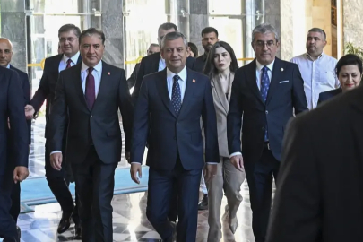 CHP'de beklenen oldu! Özgür Özel ve 90 vekil istifa etti