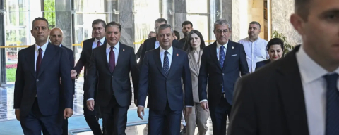 CHP'de beklenen oldu! Özgür Özel ve 90 vekil istifa etti