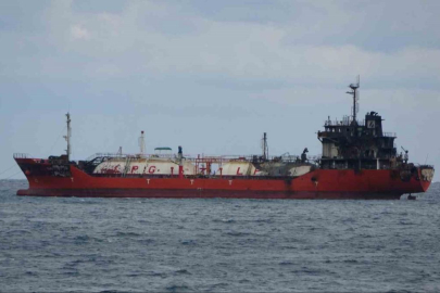 Karadeniz'de yüksek tansiyon: Saldırıya uğrayan gemi Trabzon'a demirledi
