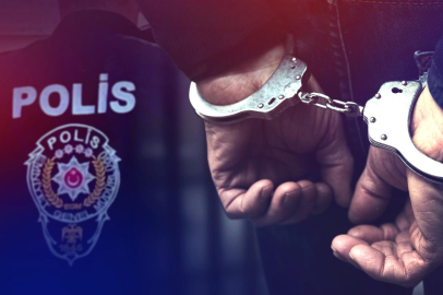 Mersin'de sahilde oturan gençlerin üzerine kum atan 2 zanlı yakalandı