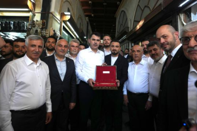 Kapalıçarşı esnafı çarşının sembolik anahtarını Murat Kurum'a hediye etti