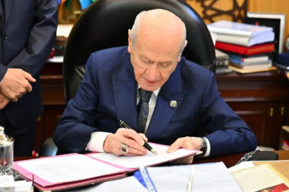 MHP Genel Başkanı Devlet Bahçeli, Çerçeve Kanun Teklifini imzaladı