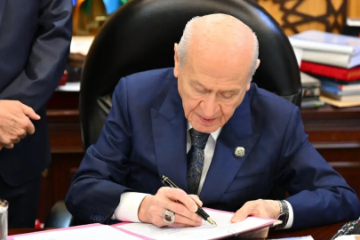 Bahçeli çerçeve yasa teklifini imzaladı: "Küresel projelerin bozulmasının ilk adımı atıldı"