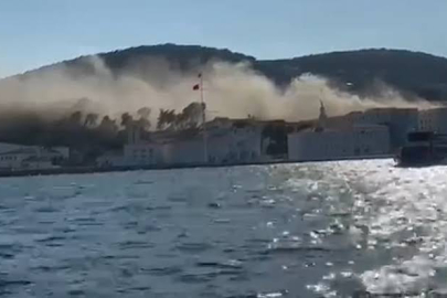 Heybeliada'da Deniz Harp Okulu çatısında yangın çıktı