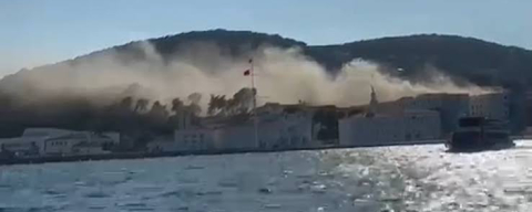 Heybeliada'da Deniz Harp Okulu çatısında yangın çıktı