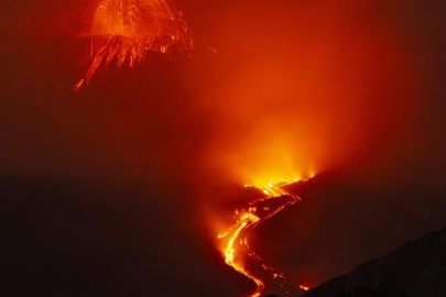 İtalya'da Etna Yanardağı'nın patlamasıyla oluşan kül bulutu uçuşları aksattı