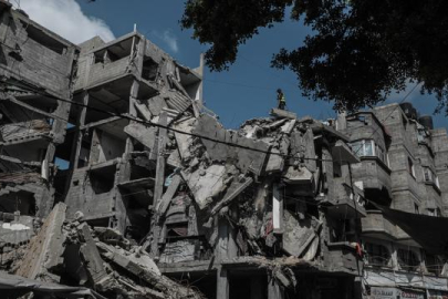 İşgalci İsrail, Gazze'de yerinden edilenlerin sığındığı çadırı vurdu
