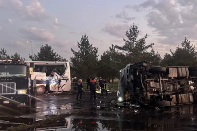 Yolcu otobüsü ile yakıt tankeri çarpıştı: Çok sayıda yaralı var