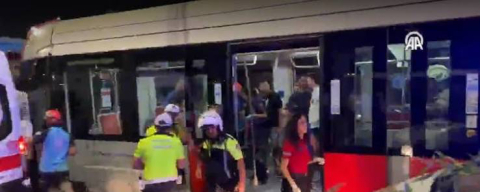Zeytinburnu'nda iki tramvay kafa kafaya çarpıştı