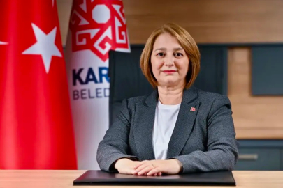 Rozet değişti ama zihniyetleri aynı! Yeni Partili isim başörtüsüne dil uzattı