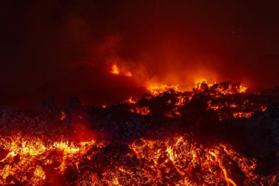 Endonezya'daki yanardağ patlaması sonrası 1500'den fazla uçuş iptal edildi