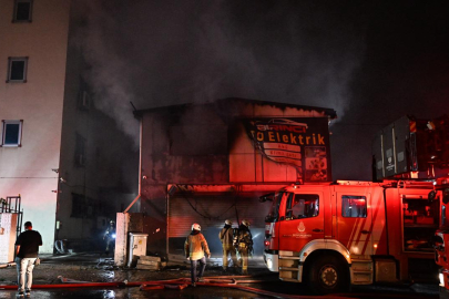 Esenyurt'ta oto lastikçide çıkan yangın diğer iş yerlerine sıçradı