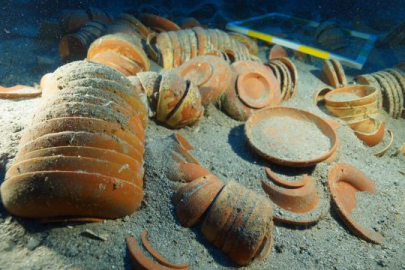 Akdeniz'in derinliklerinden 2 bin 100 yıllık sofra takımı çıkarıldı