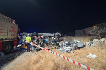 Gaziantep'te yolcu midibüsü ile otomobil çarpıştı: 7 ölü, 16 yaralı