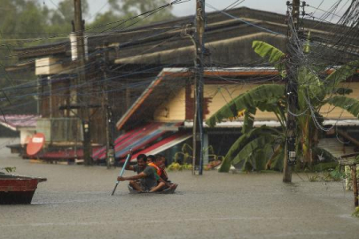 Tayland'ın başkenti Bangkok'ta sel 700 bin kişiyi etkiledi