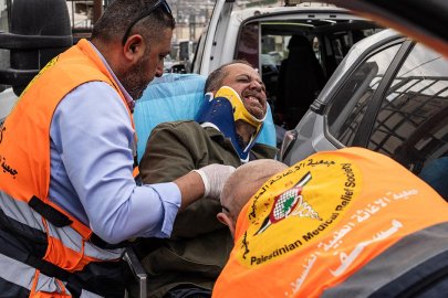 İsrailli işgalciler, askerlerin gözü önünde basın fotoğrafçısını dövdü