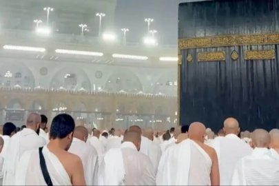 Kabe'de sağanak yağışa rağmen yüzlerce Müslüman namazını kıldı