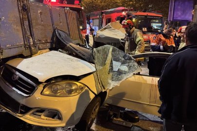 Beyoğlu'nda taksiye çarpan otomobil kamyonetin altına girdi: 3 yaralı