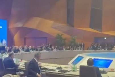 Herzog kürsüye çıktı, Hakan Fidan salonu terk etti