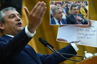 Özgür Özel'e kürsüdeyken soğuk duş! Eleştiri notu kameralara takıldı