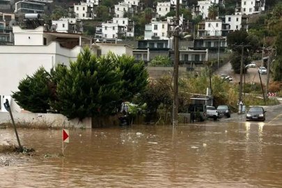 Turizm cenneti sular altında kaldı, yollar kapandı