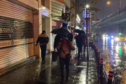 İstanbul'u yine sağanak vurdu! Araçta mahsur kaldılar