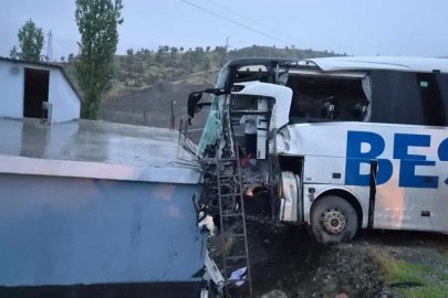 Yolcu otobüsü eve çarparak durdu! Şırnak'taki feci kazada ölü ve yaralılar var
